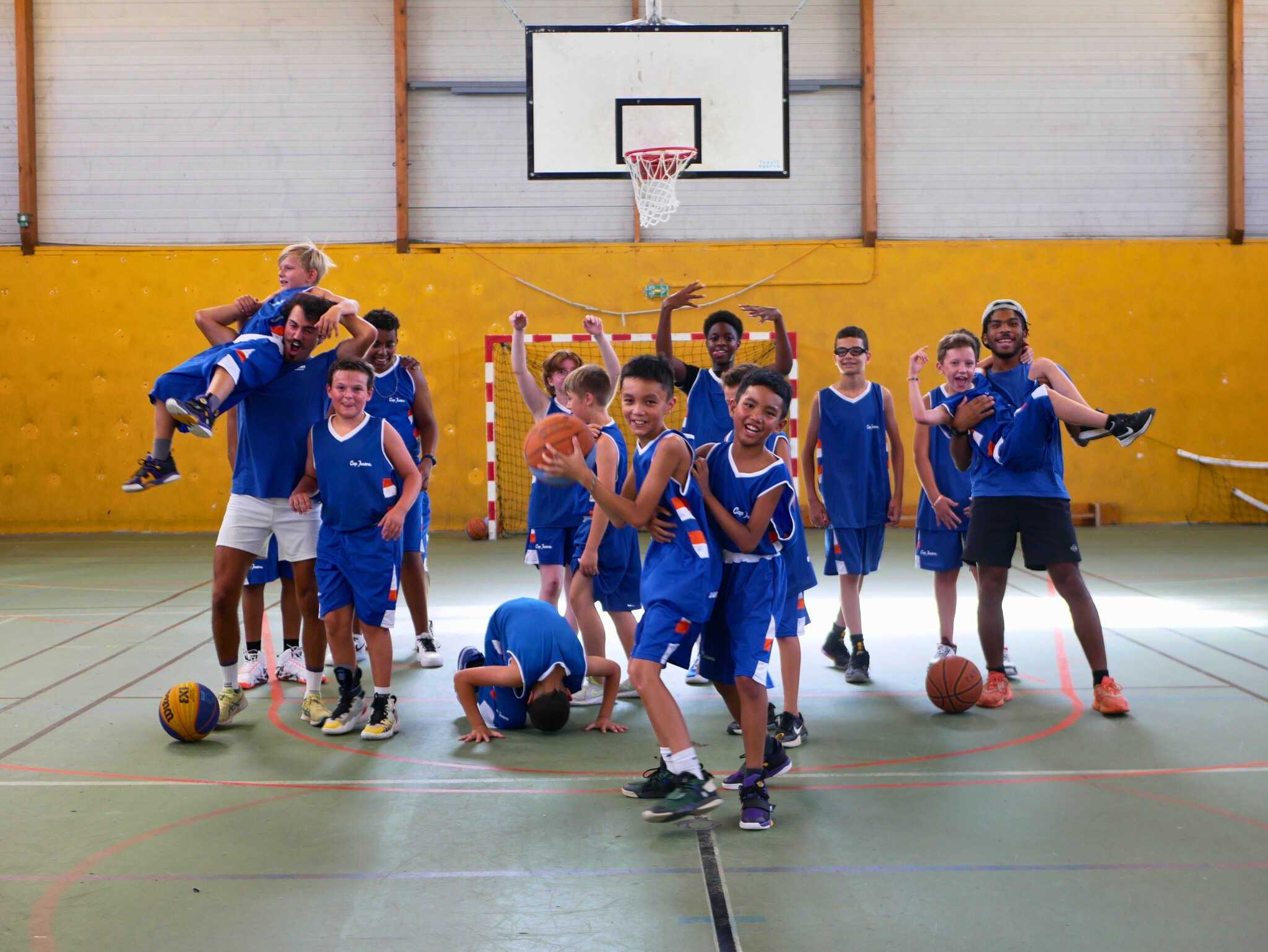 Group d'enfants qui s'amusent lors du Summer Basket Camp organisé par Sport Session